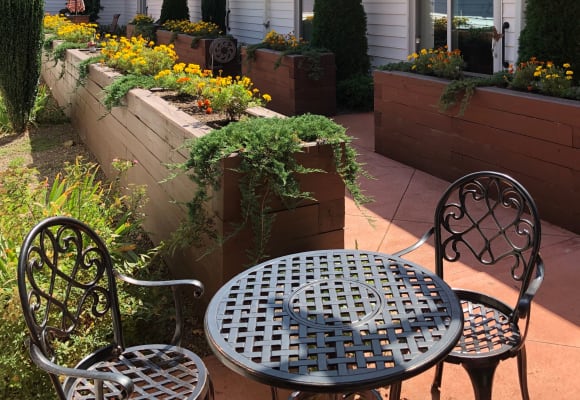 Outdoor seating area at Heritage Hill Senior Community in Weatherly, Pennsylvania