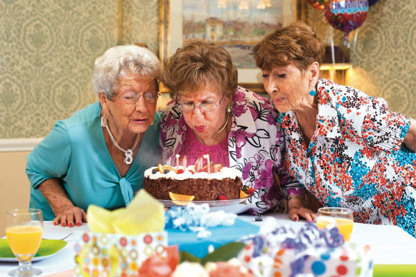 Discovery Senior Living residents in the dining room