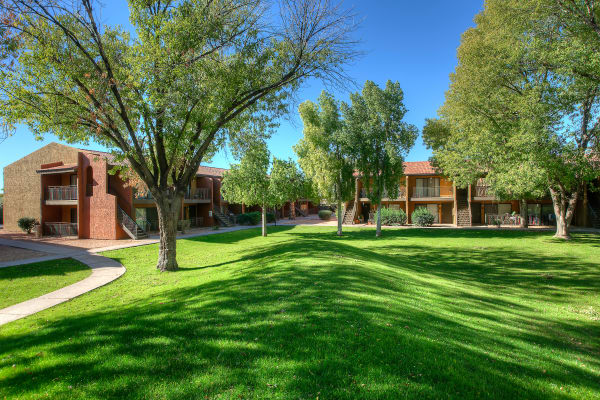 Beautiful green landscape at Verona Park Apartments