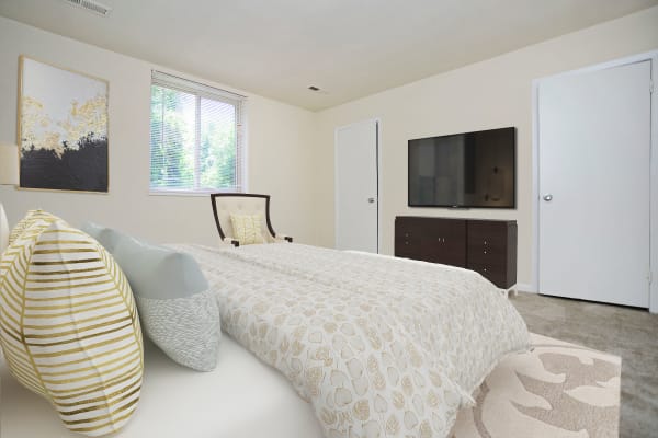 Take a virtual tour of a 1 bedroom, 1 bath floor plan at Quail Hollow Apartment Homes in Glen Burnie, Maryland