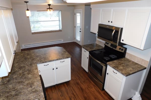 Town Center Heights offers a cozy kitchen in Happy Valley, Oregon