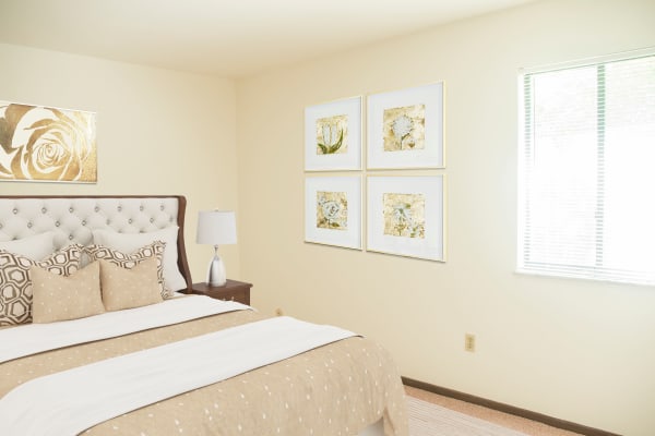 Take a virtual tour of a 1 bedroom, 1 bath floor plan at Squires Manor Apartment Homes in South Park, Pennsylvania