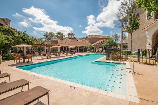 Beautiful swimming pool at Rancho Palisades in Dallas, Texas 
