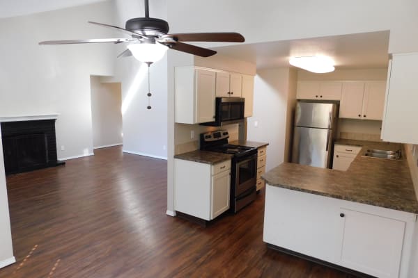 Town Center Heights offers a cozy kitchen in Happy Valley, Oregon