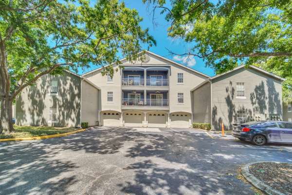 Exterior of building at The Summit At Metrowest in Orlando, Florida