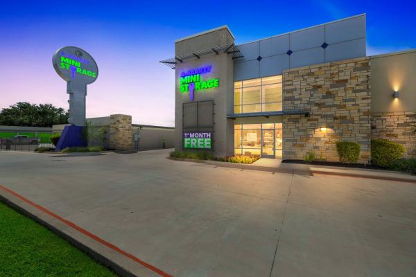 Storage Hub Front sign in San Antonio