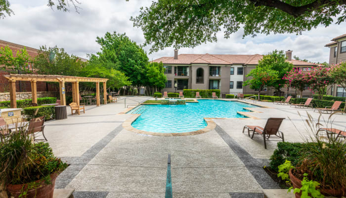 Resort style pool at The Lyndon in Irving, Texas