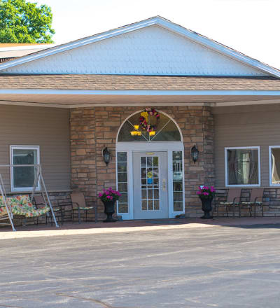 Lawn and grounds with walking paths and a pond at Clearview Lantern Suites in Warren, Ohio