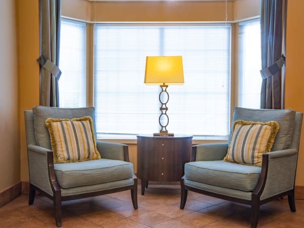 Seating in the lobby at Mission Healthcare at Bellevue in Bellevue, Washington. 