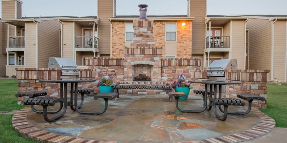 An outdoor grilling area at Cimarron Pointe Apartments in Oklahoma City, Oklahoma