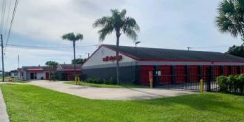 Green grass and palm trees surrounding the property to our self storage facility at Devon Self Storage in Okeechobee, Florida