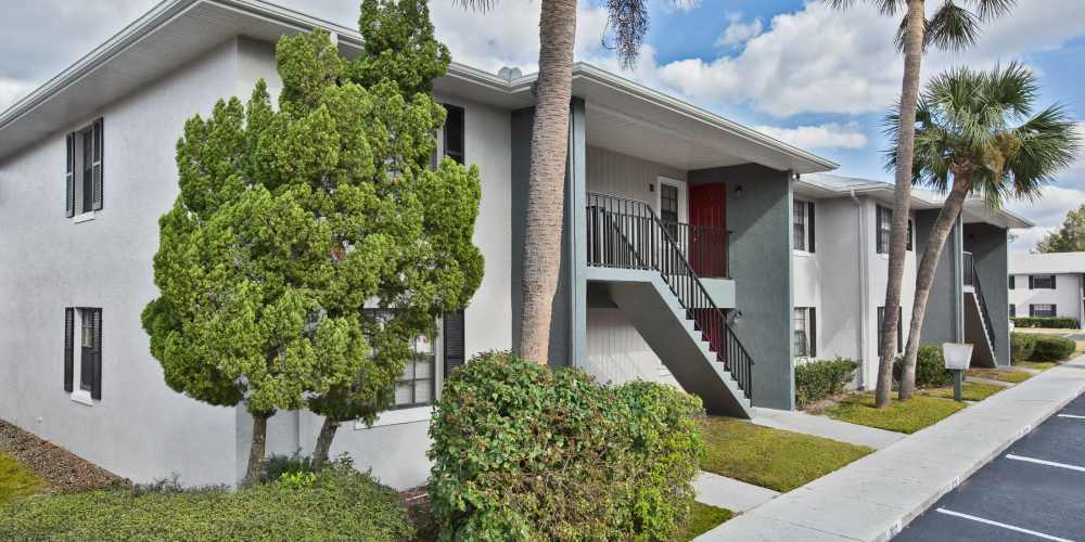 Exterior and parking lot at Barrington Place at Winter Haven in Winter Haven, Florida