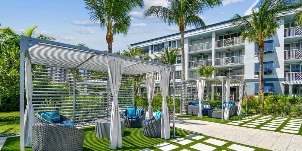 Spacious courtyards with covered seating at Bermuda Cay in Boynton Beach, Florida