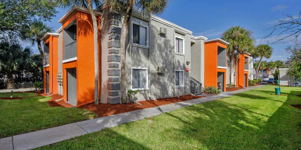 Exterior and walkways at Windward Apartments in Orlando, Florida