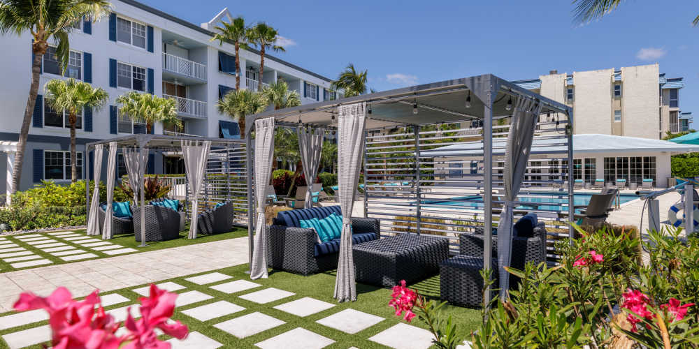 Beautiful courtyards with covered seating at Bermuda Cay in Boynton Beach, Florida