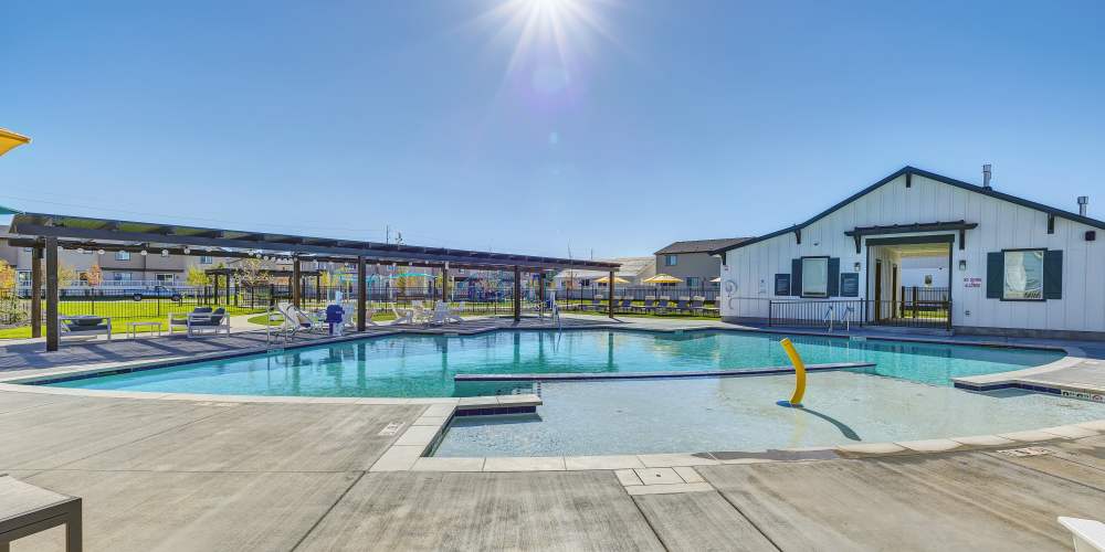 Community pool and splash pad at BB Living at The Oaks in Meridian, Idaho