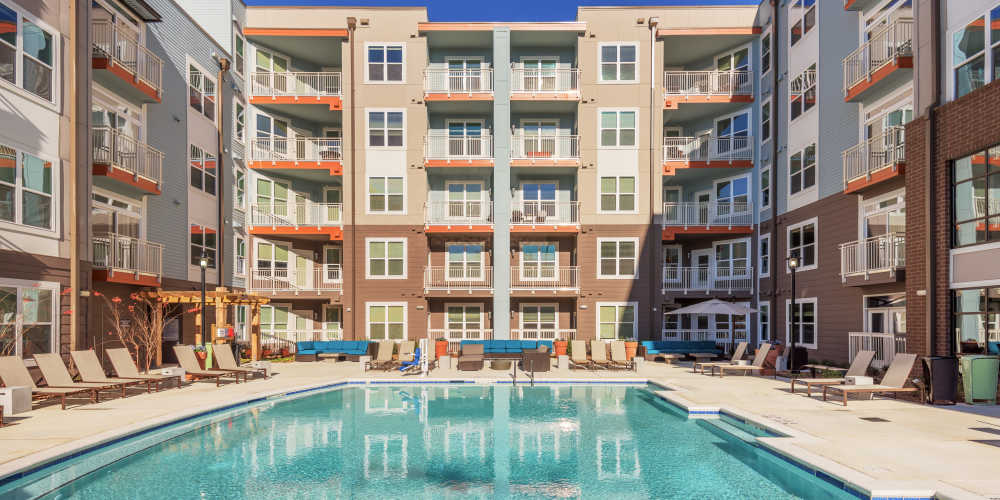 Swimming pool at Vistas At 707 in Charlotte, North Carolina