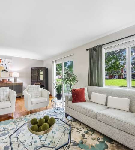Spacious living room with a couple of couch's and coffee table at Park Ridge Commons in Des Plaines, Illinois
