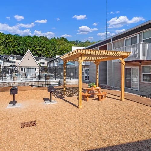 Community BBQ area at The Reserve at Red Bank Apartment Homes in Chattanooga, Tennessee