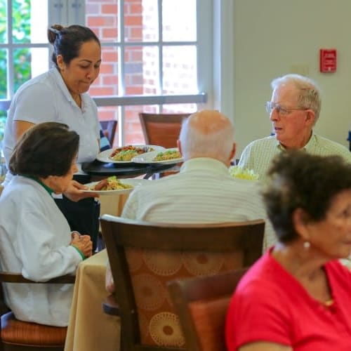 Residents dining at The Crossings at Ironbridge in Chester, Virginia