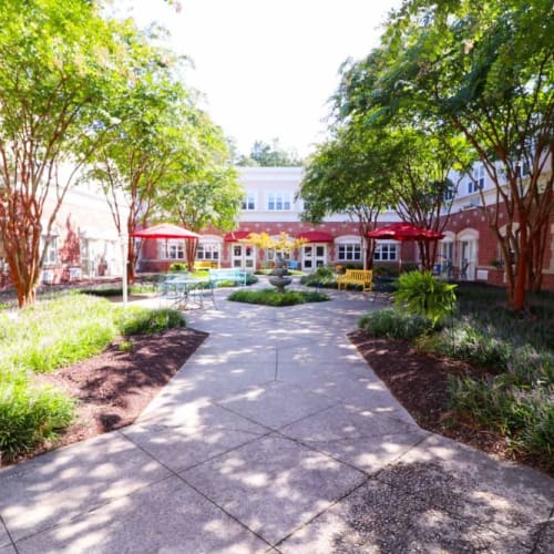 Beautiful outdoor courtyard at The Crossings at Ironbridge in Chester, Virginia