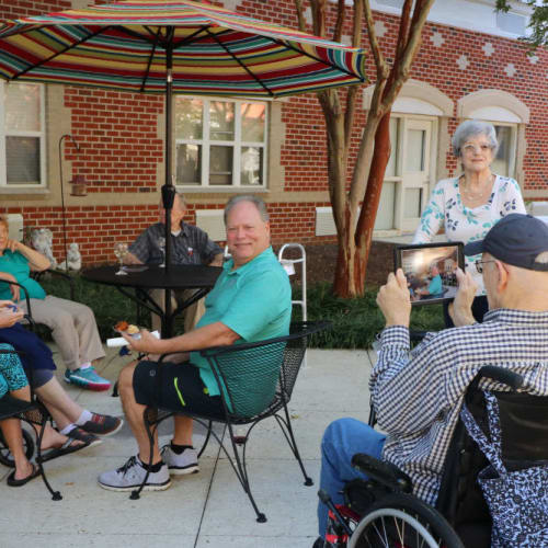 Residents dining outside at The Crossings at Ironbridge in Chester, Virginia