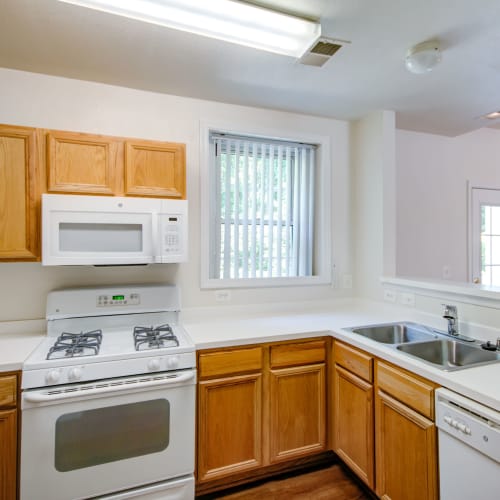 a fully equipped kitchen at Masters Hill Historic in Quantico, Virginia