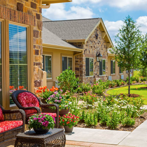front-porch seating at Saddlebrook Oxford Memory Care in Frisco, Texas