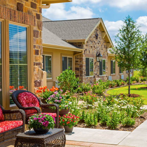 Outdoor seating at Saddlebrook Oxford Memory Care in Frisco, Texas