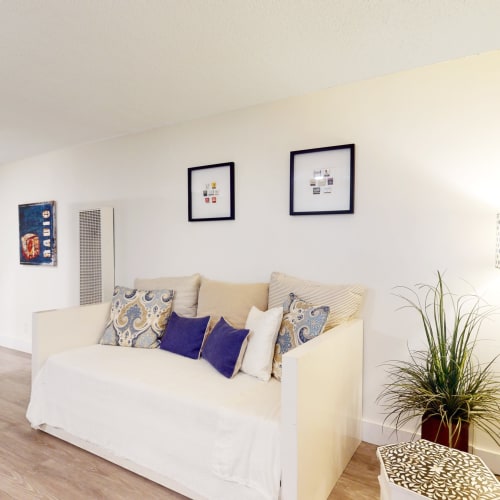 View a virtual tour of a one bedroom apartment at Villa Vicente in Los Angeles, California