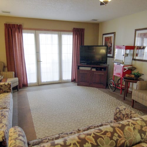 Senior apartment living room at Oxford Springs Tulsa Assisted Living in Tulsa, Oklahoma