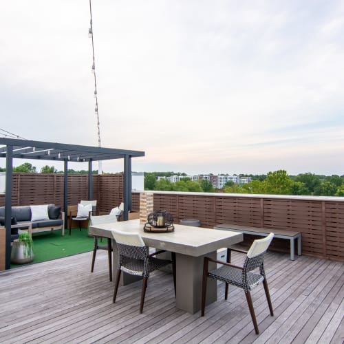 A table and chairs on the rooftop lounge at Innslake Place in Glen Allen, Virginia
