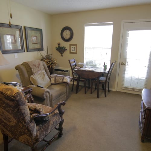 senior apartment living room at Oxford Springs Weatherford in Weatherford, Oklahoma