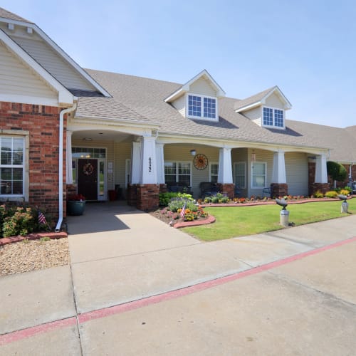 Main entrance and sidewalk at Oxford Springs Tulsa Memory Care in Tulsa, Oklahoma