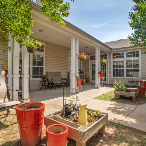 Patio seating at Oxford Springs Tulsa Memory Care in Tulsa, Oklahoma