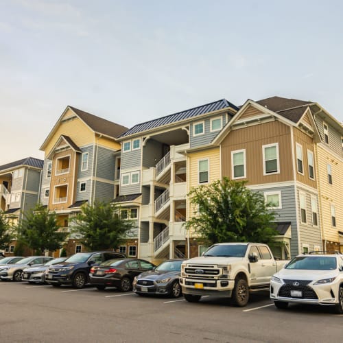 Building exterior and parking at Glenmoor Oaks in Moseley, Virginia