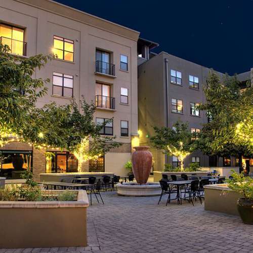 Courtyard area at 1801L Apartments in Sacramento, California