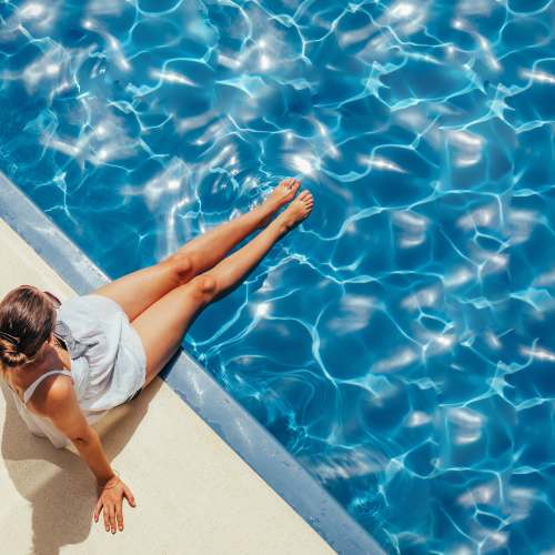 Resident sitting by the pool at Zinc 1501 in Sacramento, California  