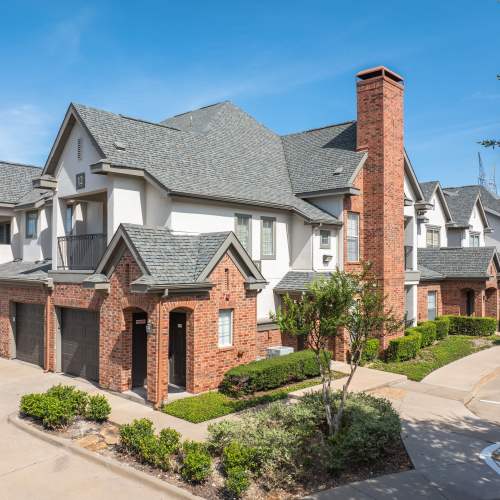 Neatly manicured landscaping at The Livingston in Plano, Texas