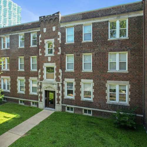 Community apartment with green lawn at Central West End Apartments in Saint Louis, Missouri
