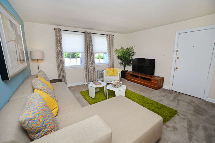 Oak Grove Apartments & Townhomes offers a beautiful living room in Middle River, MD