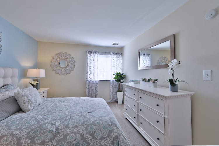 Cedar Creek Apartment Homes offers a spacious living room in Glen Burnie, MD