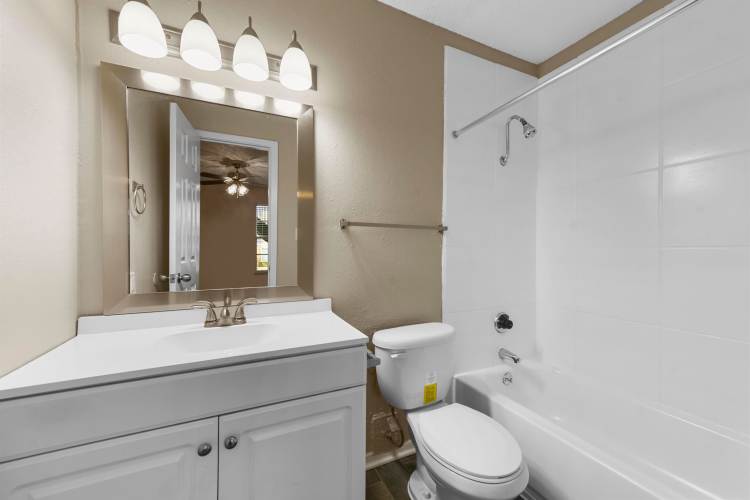 Bright bathroom at Misty Hollow in Arlington. TX 