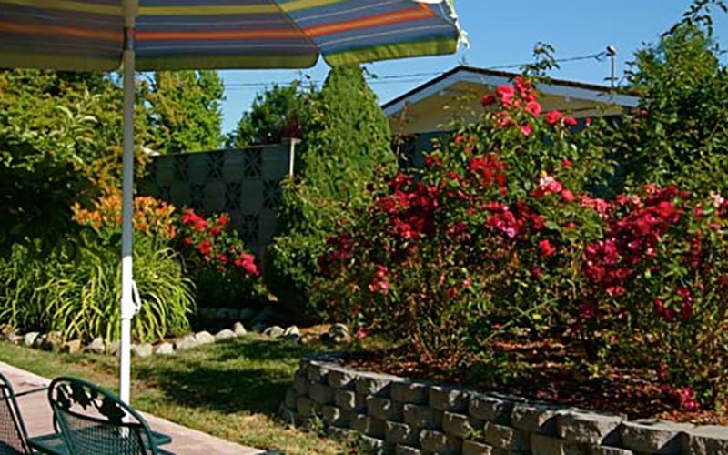 Gardenside seating outside at Regency Care of Rogue Valley in Grants Pass, Oregon