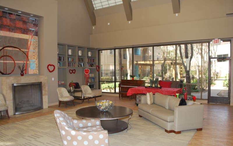 Dallas, TX Apartments near Bluffview Providence Mockingbird Towers