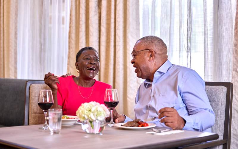 Resident couple eating lunch together at Barclay House of Oakleaf Village in Lexington, South Carolina