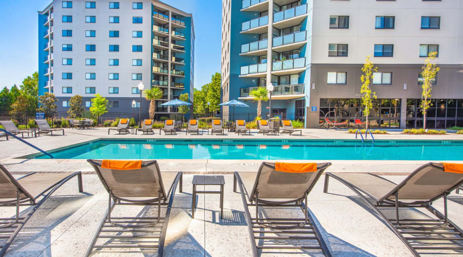 poolside chairs at Acasă Vista Towers in Columbia, South Carolina