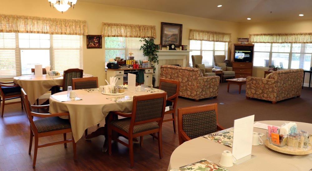 Elegant dining room at The Springs at Willowcreek in Salem, Oregon