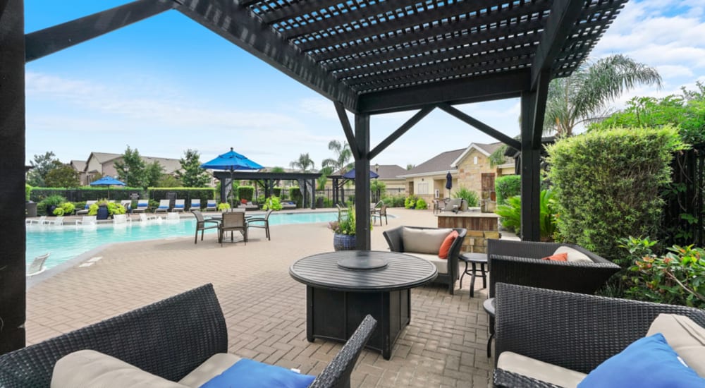 Covered Outdoor Kitchen with Dining Area at Grand Villas Apartments in Katy, Texas