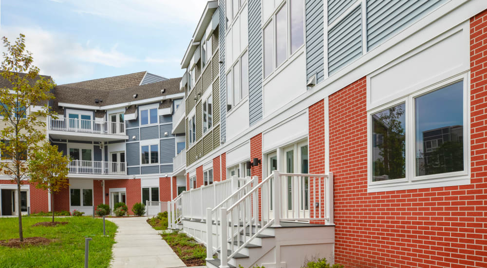 Exterior grounds and sidewalk at Metro Green Court in Stamford, Connecticut